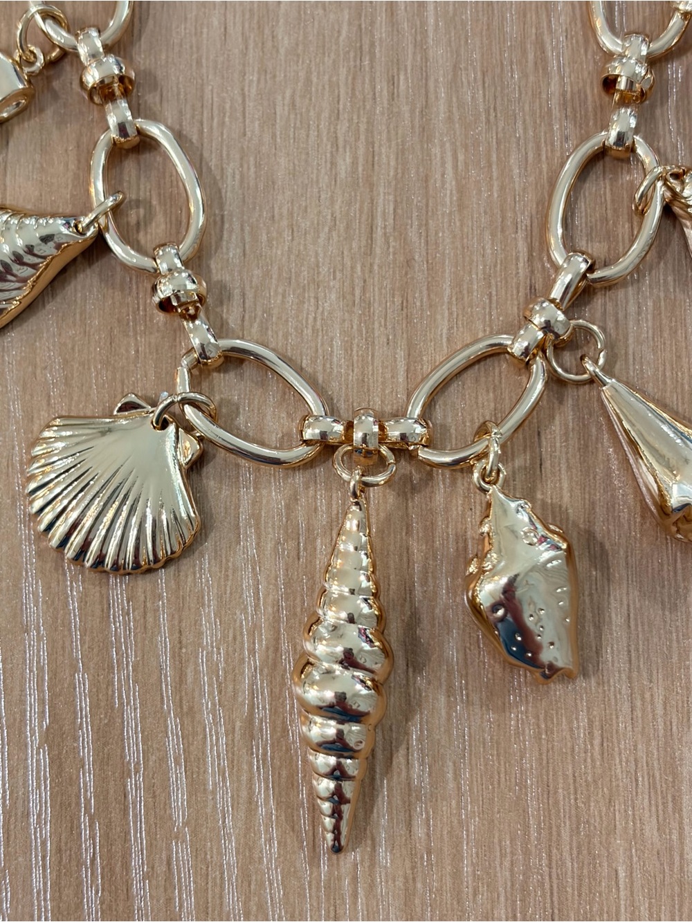 New never worn Gold Shell Charm Necklace Quality Heavy Piece - Picture 3 of 5